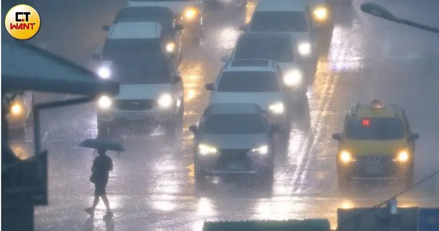 下雨天若沒開大燈，最重恐吃3600元罰單。（文／CTWANT）