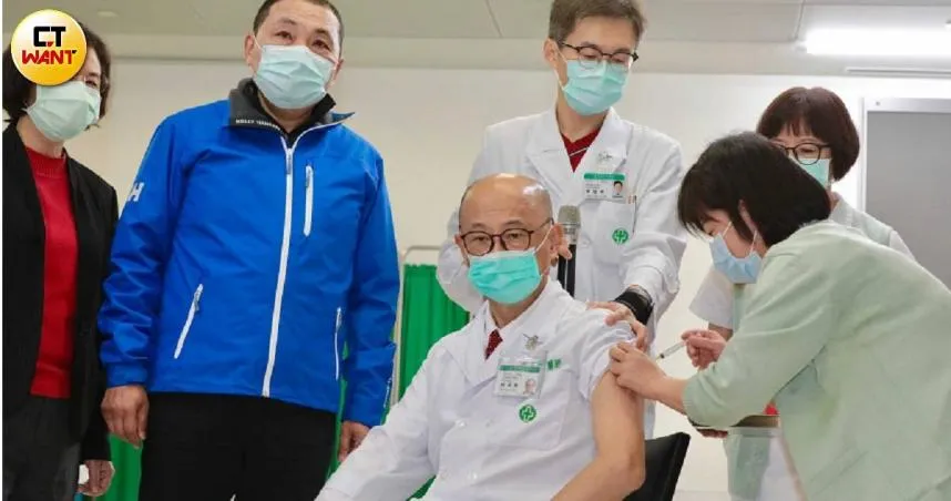 退休後很少露面的心臟外科名醫林芳郁（中）罹患失智症，妻子林靜芸出書暢談照顧過程。圖為林芳郁2021年接種新冠疫苗。（圖／CTWANT資料照）