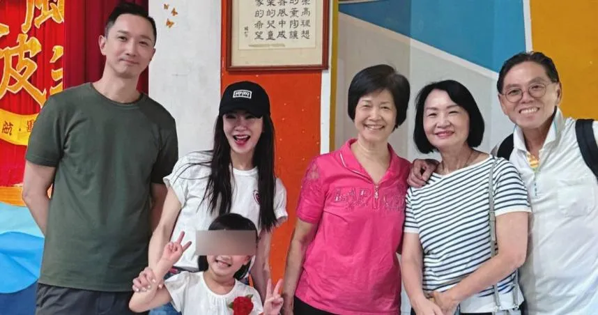 楊千霈（左二）離婚後和前夫洪家傑（左）一起出席女兒畢業典禮。（圖／翻攝自楊千霈 臉書）