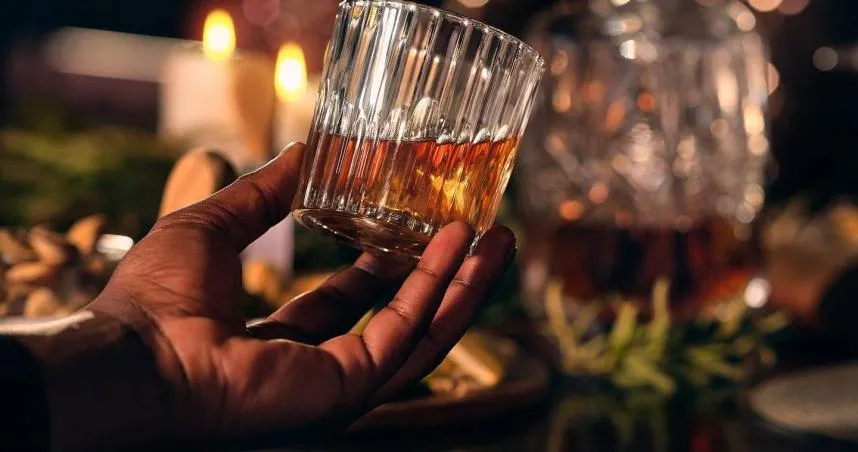 飲酒後感覺身體發熱，是因為酒精使皮膚表面血管擴張，加速血液循環，導致臉部泛紅、體表溫熱。（示意圖／Pixabay）