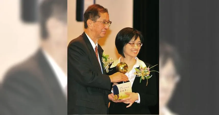 台灣大學副校長廖婉君(右)遭爆出涉嫌學術成就造假,更藉此獲得包括台灣十大傑出女青年等多項獎項,涉及學術倫理問題。(圖/報系資料照)