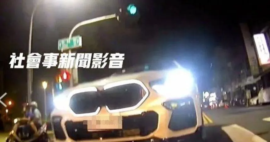 白色BMW狂逼重機逆向攔車。( 圖/翻攝社會事新聞影音畫面)