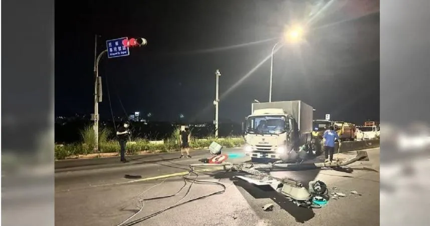 新北市土城區擺接堡路與民權街口，1日凌晨2時8分，發生一起嚴重交通事故 （圖／翻攝畫面）
