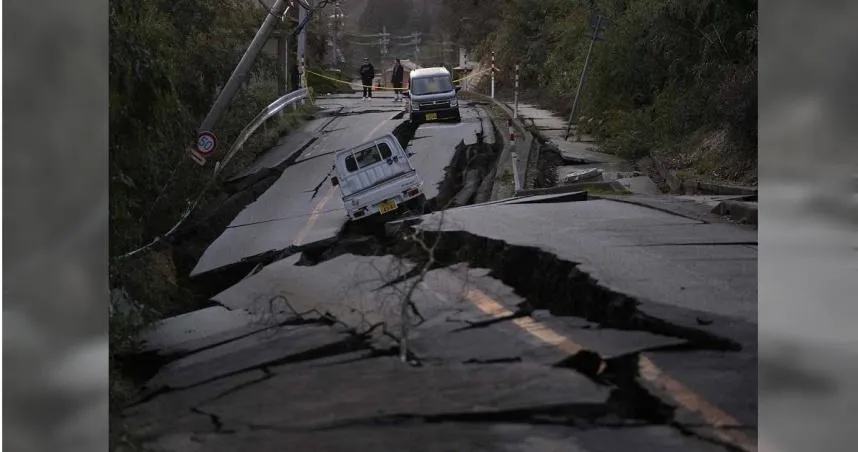 日本氣象廳今天下午召開記者會，說明鹿兒島縣自6月21日來地震活動頻繁等事件。 圖為2024年元旦日本能登半島地震後，當地小鎮的災情樣貌。 （示意圖／美聯社）