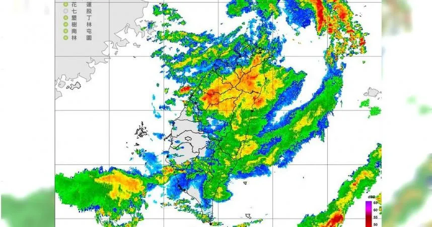 颱風丹娜絲挾帶狂風豪雨快閃台灣後,已於今(7日)清晨6時許從桃園、新竹交界處出海,目前暴風圈持續縮小減弱,預估下午便可脫離暴風圈,解除陸上颱風警報。(圖/擷取自Facebook台灣颱風論壇)