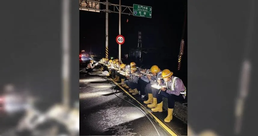 台電維修人員蹲路邊吃便當。（圖／翻攝自台電電力粉絲團Threads）