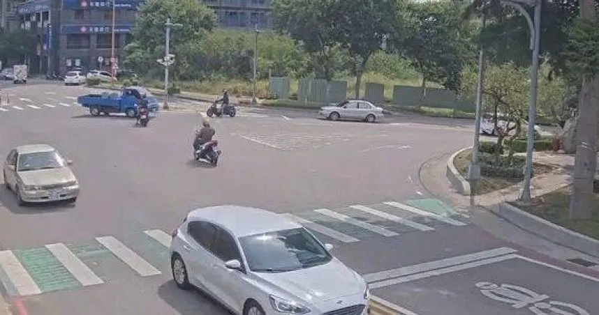 金門貨車撞倒機車後竟落跑，警方追緝肇事逃逸駕駛。（圖／翻攝畫面）