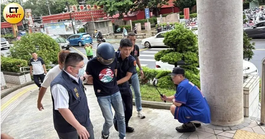 46歲謝姓男子開車衝撞妻子與小姨子，持刀對姊妹倆猛砍後逃逸，導致2人傷重不治。（圖／沈建邦攝）