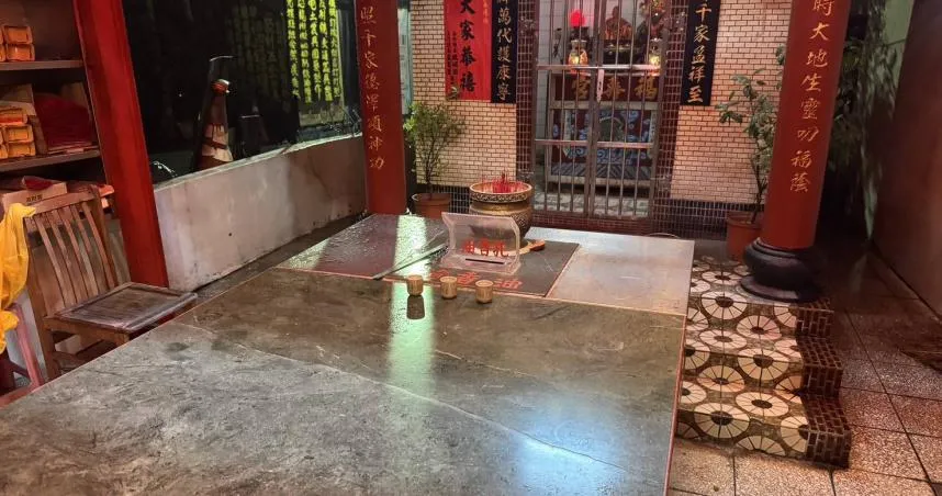 彰化員林分局永靖分駐所日前獲報有可疑女子在土地公廟前徘徊，意外逮獲女子持鐵尺偷香油錢。（圖／翻攝畫面）