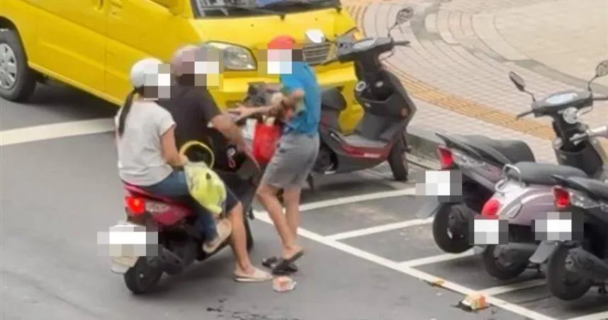 土城又傳出男子違反保護令對家人施暴，甚至當街拿安全帽猛K孩子的頭。（圖／翻攝自臉書／我是土城人）