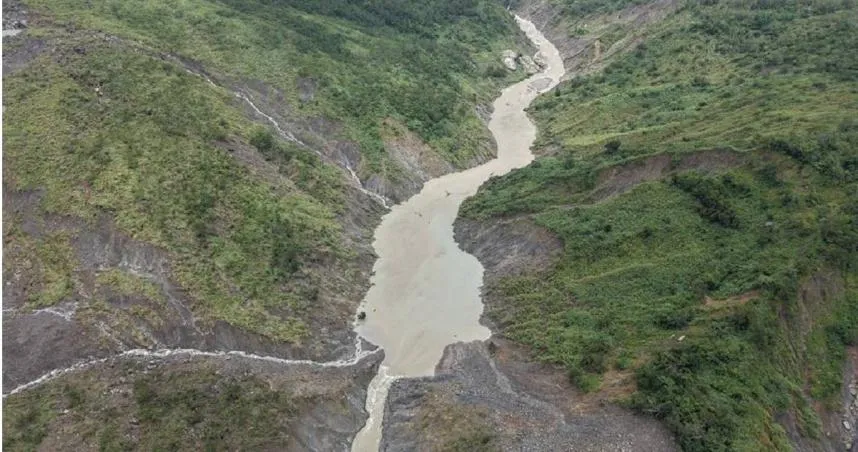 雲林縣古坑鄉清水溪河道日前因丹娜絲颱風出現堰塞湖「草嶺潭」。(圖/第四河川分署提供)