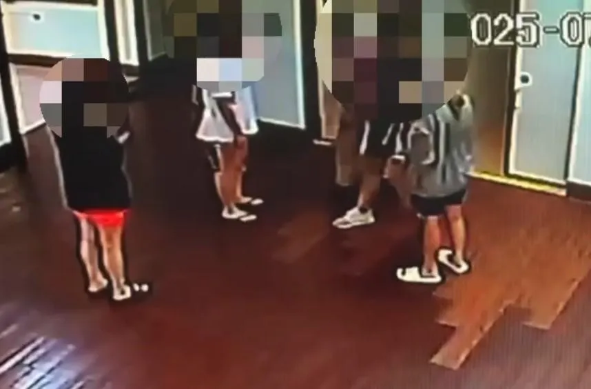 男子躲女廁偷拍被抓包。(圖/警方提供)