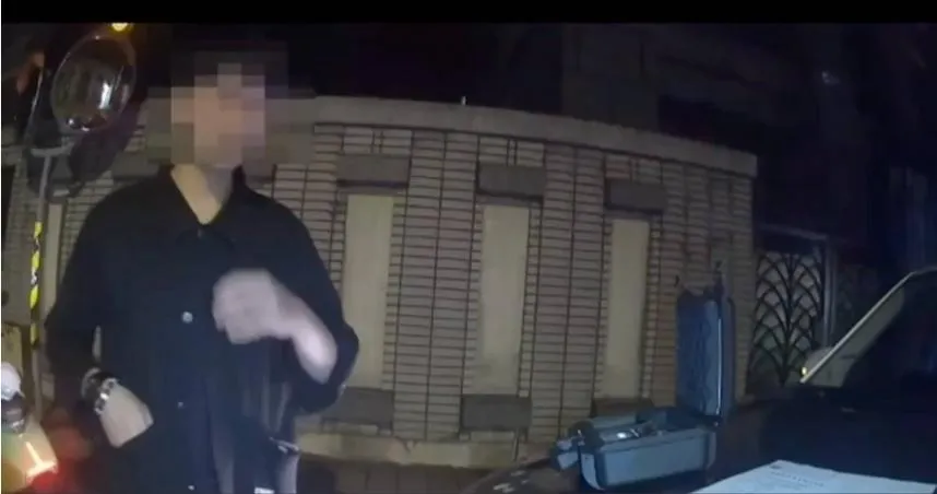 何姓男子騎乘共享機車行駛時左右搖晃,巡邏警員發現異常立即追上攔查,現場進行酒測確認違規。(圖/翻攝畫面)
