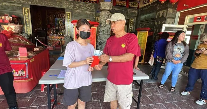 台東縣鹿野聖安宮今年暑假加碼舉辦擲筊挑戰賽，信徒連擲出6個聖筊獲得獎金4000元。（圖／中時／蕭嘉蕙攝）