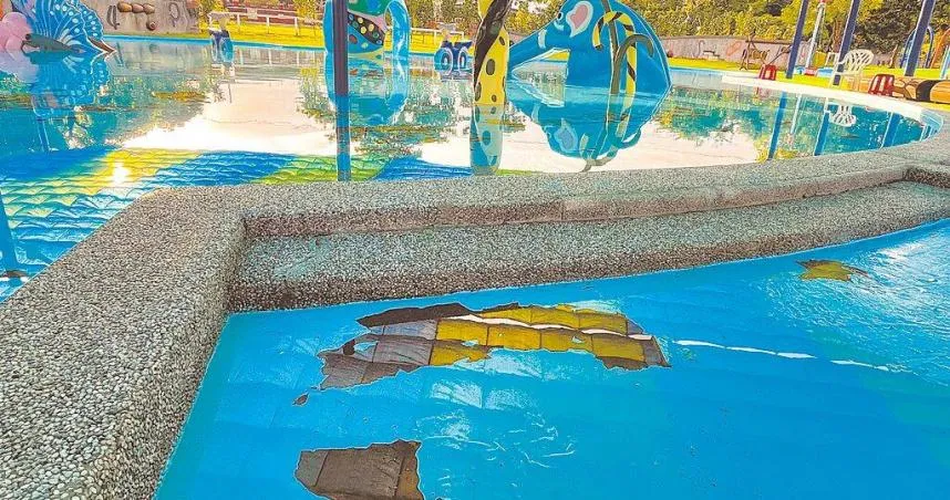 花蓮縣吉安鄉知卡宣公園暑期親子戲水活動12日開幕，不料開園不到2天，就被遊客發現幼幼池底部漆面出現大面積剝落情形。（圖/中國時報）