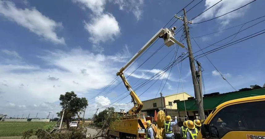 傳台電要求同仁搶修之餘還要配合「擺拍」（圖／台電提供）