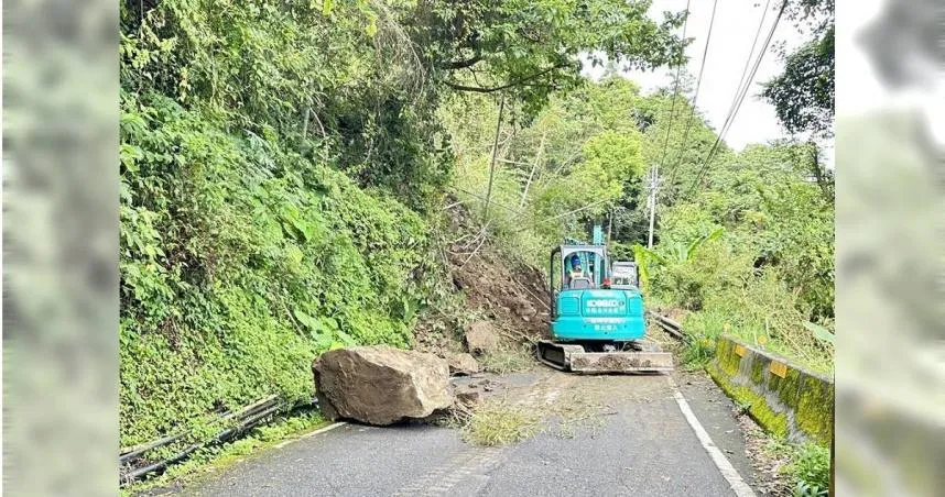 暴雨引發土石崩落大雪山道路中斷。(圖/翻攝畫面)