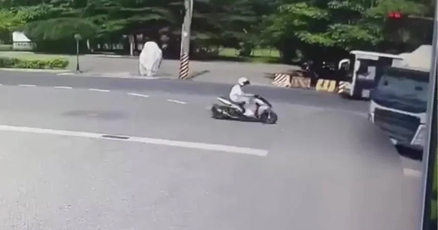 長榮大學男大生騎車，與砂石車發生碰撞，滾落車底被輾斃。（圖／翻攝畫面）