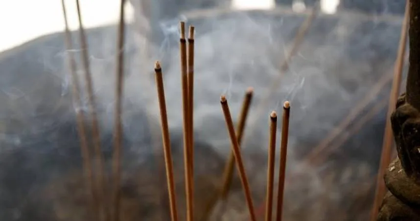 台北看守所過去曾傳出囚犯疑似中邪事件,更出現地藏王菩薩照片「七孔流血」的詭異現象。為了安定人心,所方人員會在執行死刑時燒金紙祭拜地藏王菩薩。(示意圖/photoAC)