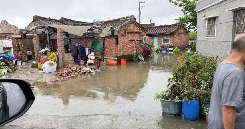 台南市今（2）日再遭西南氣流帶來豪雨侵襲，北門區文山里二重港社區因水閘門未開啟，造成社區積水約5公分。（圖/翻攝畫面）