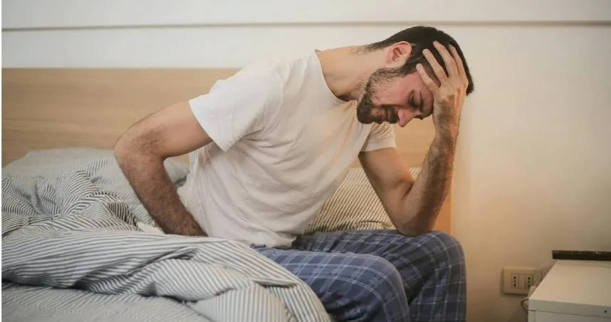 勞爾曾出現劇烈頭痛、頸部僵硬等症狀,但容易被輕忽,因此生前曾勸男性多積極健檢。(示意圖/Pexels)