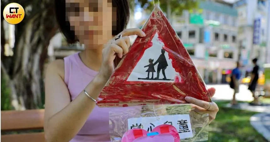 曉曉看到美勞作業以後，想起做勞作卻被老師施暴的情景，讓曉曉媽心疼不已。（圖／周志龍攝）