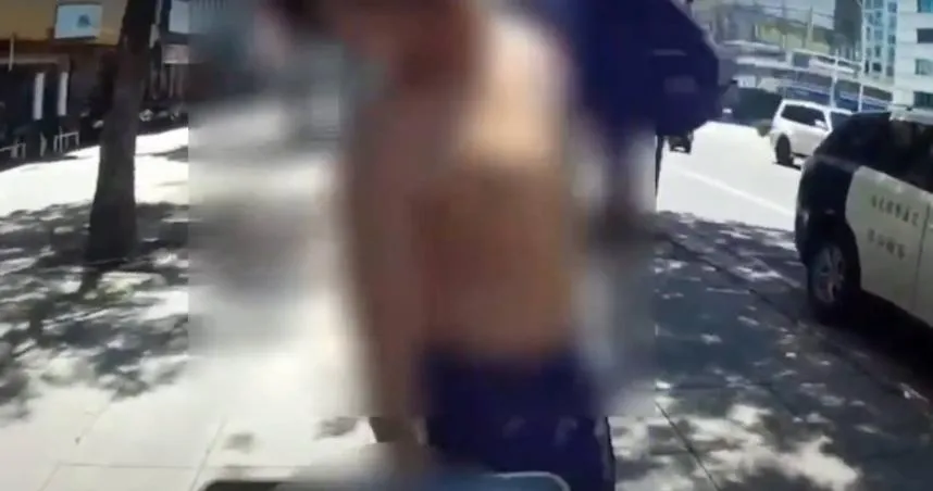 高雄22歲鄭姓男子車禍現場脫衣秀半甲刺青，甚至躺地拒絕配合，事後控警私刑卻遭密錄器還原打臉。（圖／翻攝畫面）