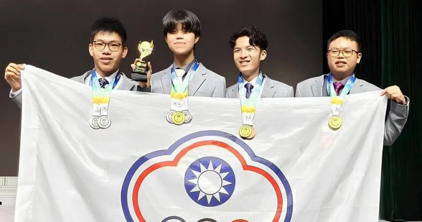 我國參加2025年第18屆國際地球科學奧林匹亞競賽4位代表選手，左起包程宥、姚亦耕、莊定祐、何海銘。（圖／教育部）