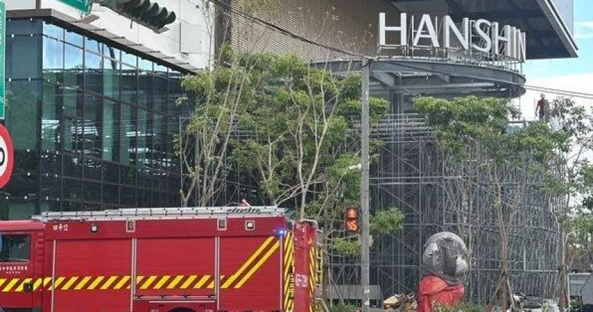 漢神洲際工地電梯突故障2工人。（圖／翻攝畫面）