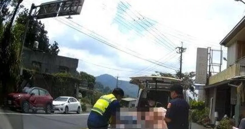 深山巡水慘遭虎頭蜂攻擊，男子昏迷警消接力搶命。（圖／翻攝畫面）