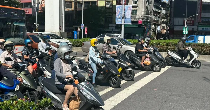 一名騎士發文抱怨，紅燈時停路邊滑手機仍遭警察開單。（示意圖／報系資料照）