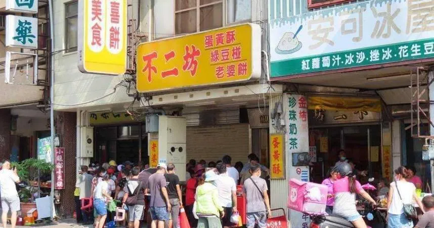 彰化不二坊蛋黃酥掀起排隊搶購熱潮，高溫天氣下排隊需注意防暑。（圖／報系資料照）