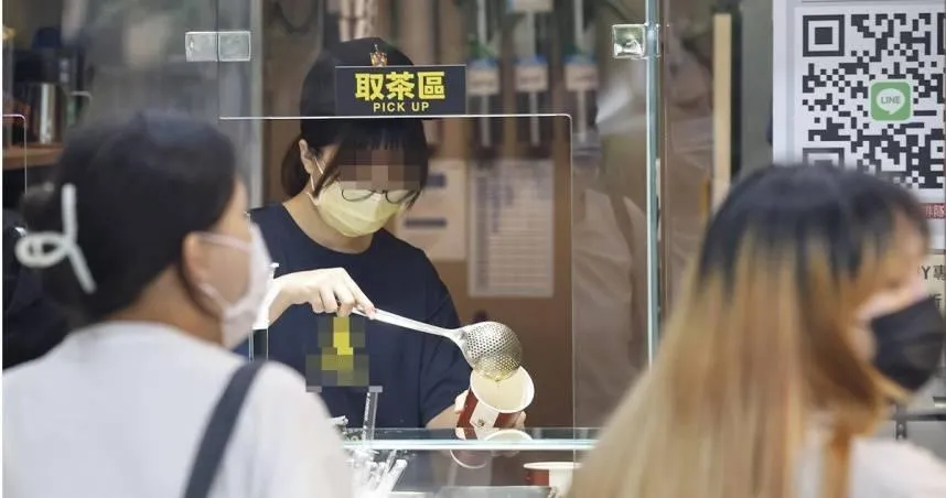 一名女網友列出在飲料店工作的優缺點，引起網友熱議。（示意圖／報系資料照）