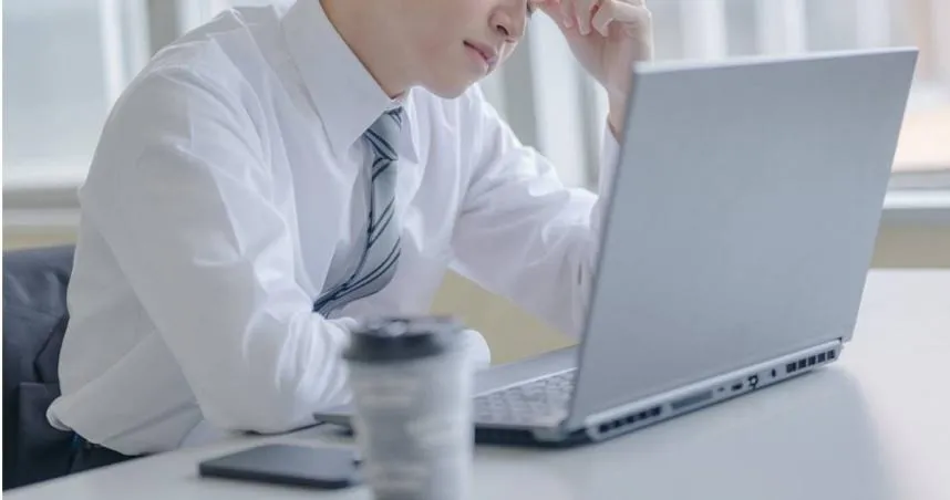 陳威佑指出，相關研究表明，每天坐著超過10小時，大腸癌風險高達1.64倍。（示意圖／翻攝自photoAC）