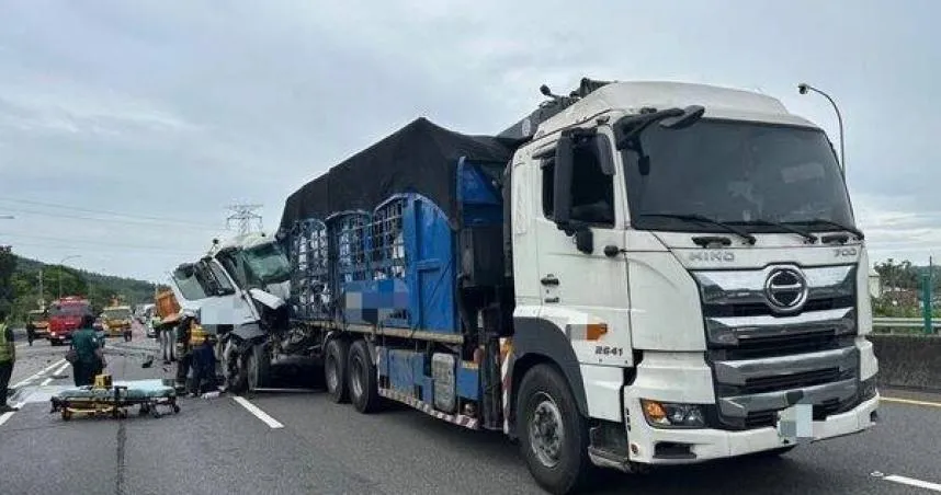 砂石車猛撞大貨車釀四公里回堵。(圖 /翻攝畫面)