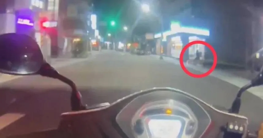 酒後騎YouBike闖紅燈,男嗆警「你是法律嗎」照樣挨罰。(圖 /翻攝畫面)