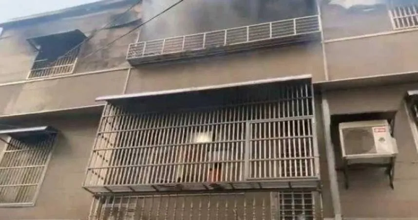 桃園市中壢區龍安街一處民宅今天(31日)清晨5時31分驚傳嚴重火警,造成屋內5人不幸喪生。(圖/翻攝畫面)