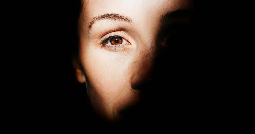 黃軒醫師提醒，「陰陽眼」或「看到鬼」有可能是醫學上有名的「視覺幻覺」，甚至可能是疾病的警訊。（示意圖／翻攝Pexels）