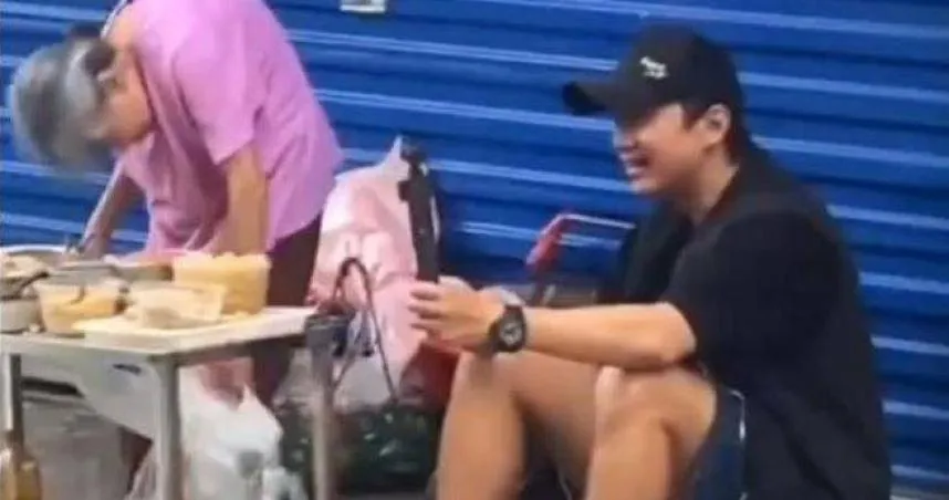 鄧超在演唱會開演前特別去探望程奶奶。（圖／翻攝微博 ）