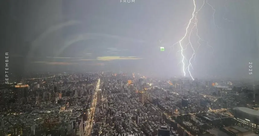101粉專分享昨晚閃電出現的瞬間。(圖/翻攝臉書/台北101)