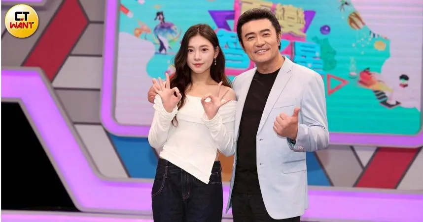 李㼈（右）5日與女兒李紫嫣（左）參與《百變智多星》節目錄影。（圖／CTWANT）