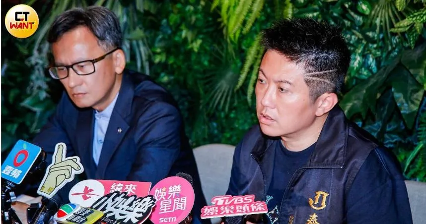 賓賓哥(右)在律師陳志偉(左)的陪同下出席記者會。(圖/CTWANT)