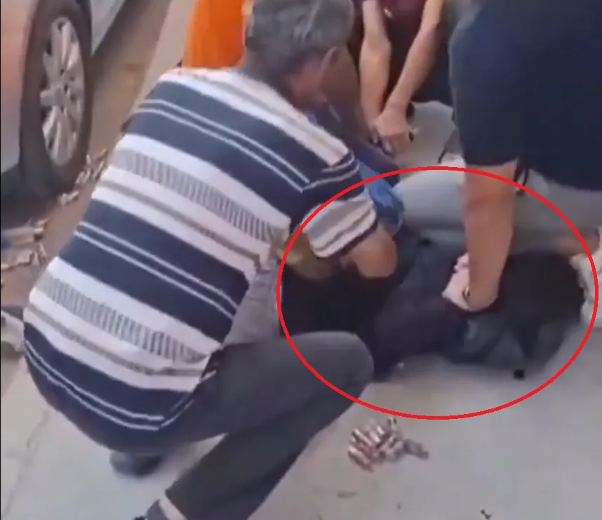 網傳畫面可見少年身旁掉落不少子彈，現場怵目驚心。（圖／翻攝自社群平台X）