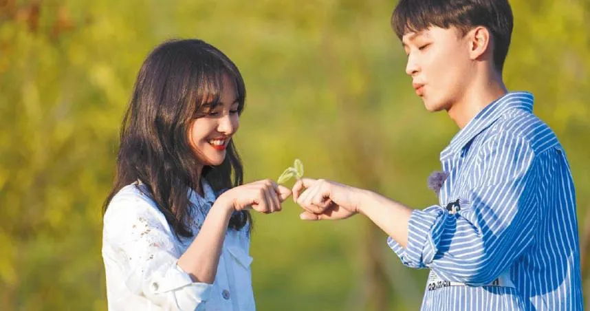 女星鄭爽2021年與男友張恒到美國結婚、代孕生子，後因感情生變遭男方爆料棄養孩子，因而身敗名裂退出娛樂圈。(圖片/新浪微博@女兒們的戀愛)