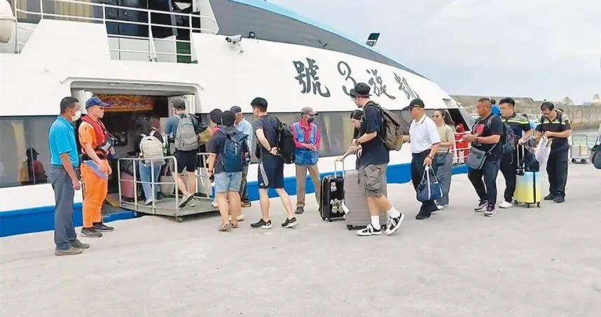 受颱風「樺加沙」外圍環流影響,台東往返綠島、蘭嶼船班自21日起陸續取消或調整。(示意圖/報系資料照)