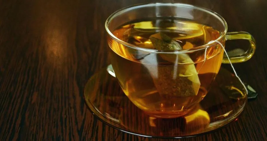 研究指出,每天喝約三杯茶,或使用6至8克茶葉,能有效延緩人體的生理老化進程。(示意圖/Pixabay)