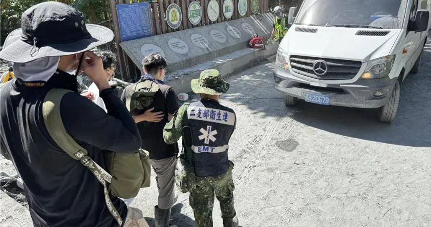 花蓮災區30日上午發生救災意外，來自彰化的志工遭鋼條砸中頭部，被緊急送醫救治。（圖／CTWANT）