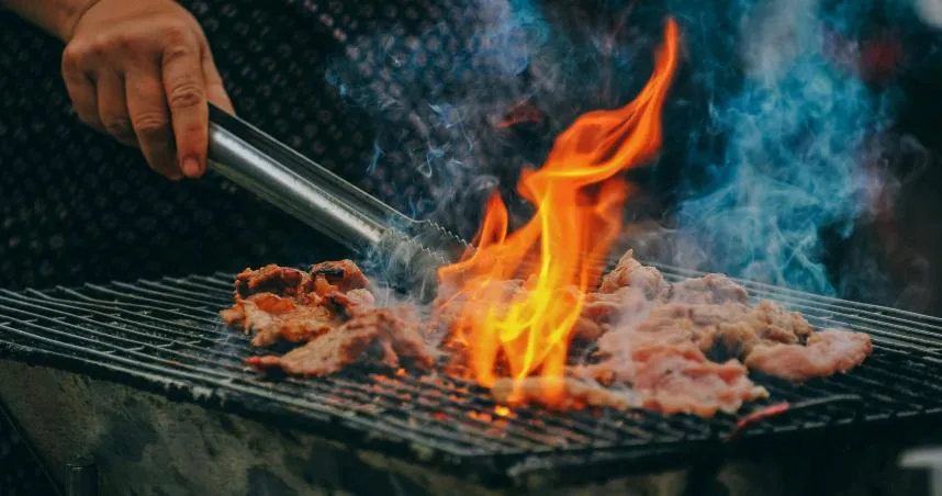 中秋佳節,家家戶戶會烤肉應景,搭配正確食材可以加速代謝。(示意圖/Pexels)