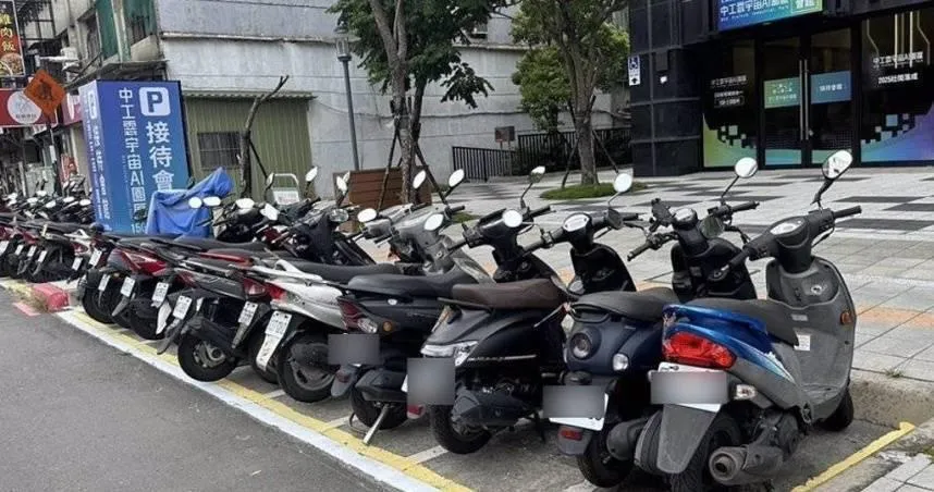 一名女子表示，她沒想到自己在人行道上的停車格停好車後，會被員警開單，直呼繳了一筆學費。（示意圖／報系資料照）