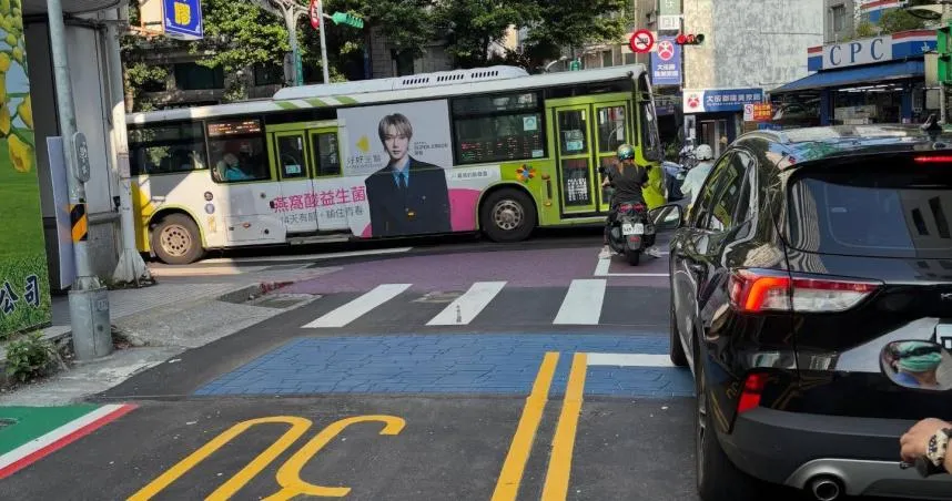 有民眾在新鋪設的馬路上發現地面多出一大塊藍色方格。（圖／翻攝自Threads「kuo.92」）